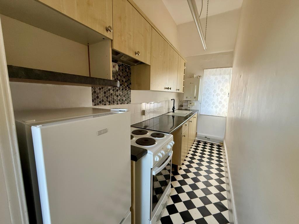 Lot: 43 - MIXED COMMERCIAL AND RESIDENTIAL INVESTMENT - Flat one kitchen